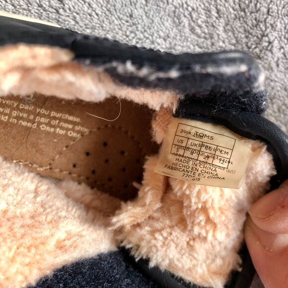 [Kids Size 5] TOMS Tiny Booties Baby Shoes Faux Shearling Fur Lined Warm Winter - Picture 6 of 7